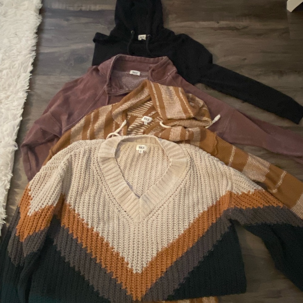 ***FOUR*** BKE Sweaters